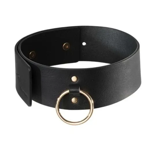 Collare bondage nero con guinzaglio Bijoux Maze, anello metallico, sfondo bianco