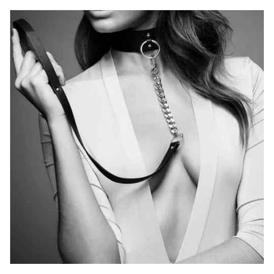 Collare bondage nero con guinzaglio Bijoux Maze, anello metallico, sfondo bianco