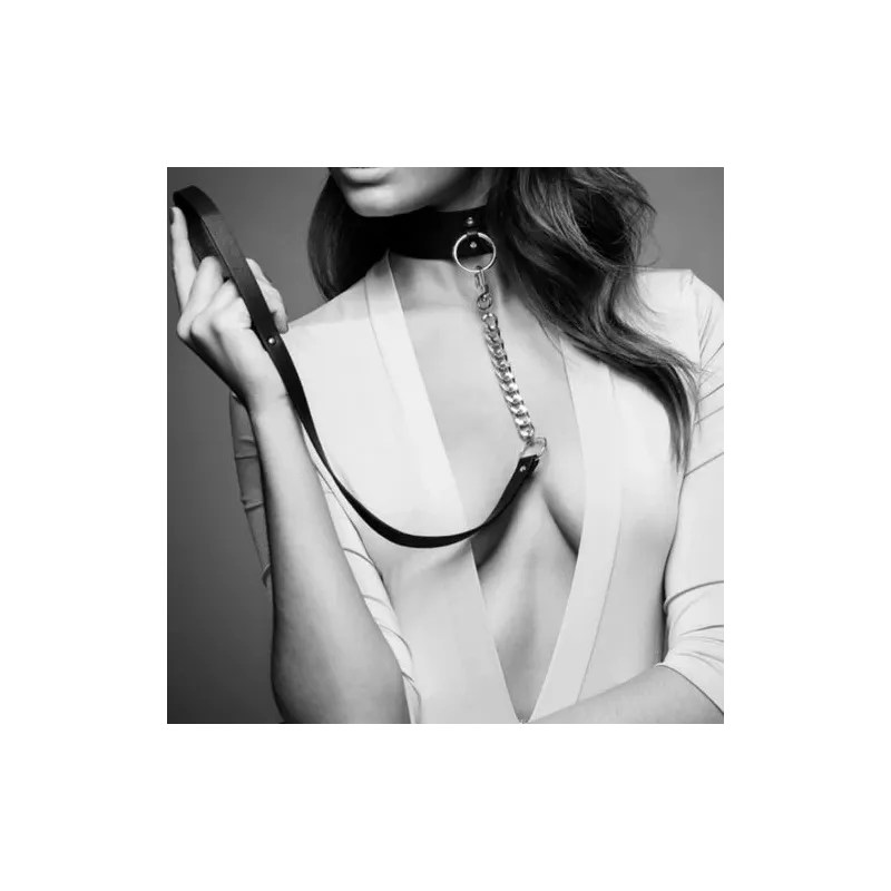 Collar bondage negro con correa Bijoux Maze, anillo metálico, fondo blanco" }, { "id_image": 6858, "fr": "Mannequin portant coll