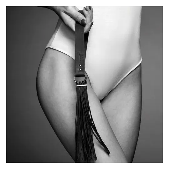 Frusta BDSM nera del marchio Bijoux Maze, in poliuretano riciclato per giochi erotici.
