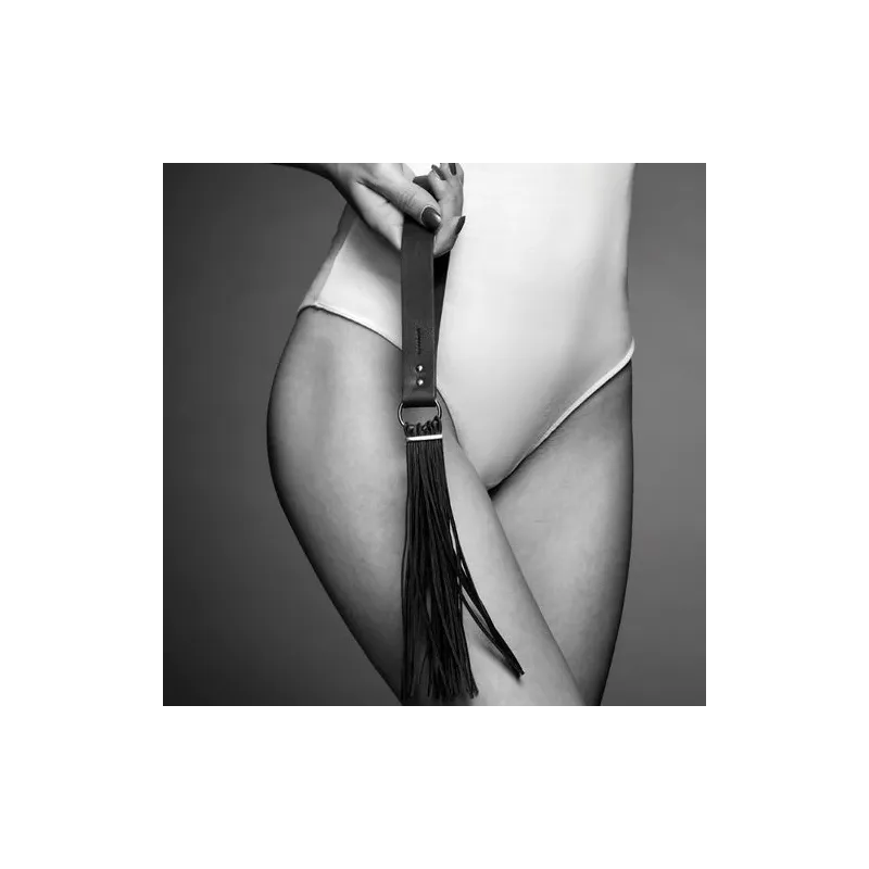 Schwarze BDSM-Peitsche der Marke Bijoux Maze, aus recyceltem Polyurethan für erotische Rollenspiele.