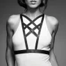 Harnais croisé noir avec collier réglable, marque Bijoux Indiscrets, sangles en similicuir vegan, accessoire érotique Maze.
