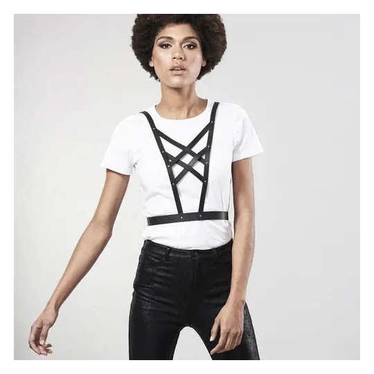 Harnais croisé noir avec collier réglable, marque Bijoux Indiscrets, sangles en similicuir vegan, accessoire érotique Maze.