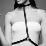 Imbracatura bondage nera regolabile Bijoux Indiscrets Maze, accessorio erotico moda vegan, fibbie collo e vita