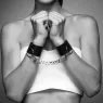 Esposas anchas negras de bondage en cuero vegano, marca Bijoux Maze, doble uso como pulsera y esposas.