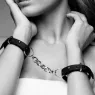 Bracciali manette neri regolabili Bijoux Maze per giochi bondage e accessorio moda
