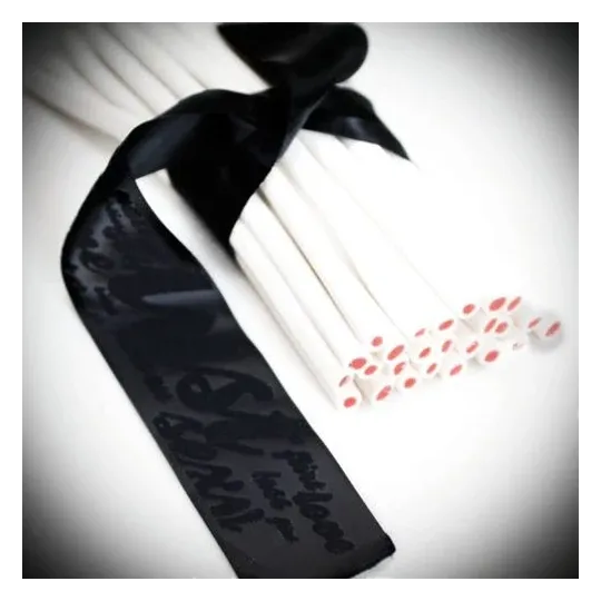 Lote de 2 esposas de seda Bijoux Petits Bonbons: cintas de raso dobladas para juegos de bondage.
