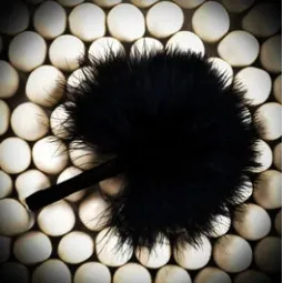 Stylo stimulant à plumeau Bijoux Petits Bonbons, haute sensibilité pour stimulations légères.