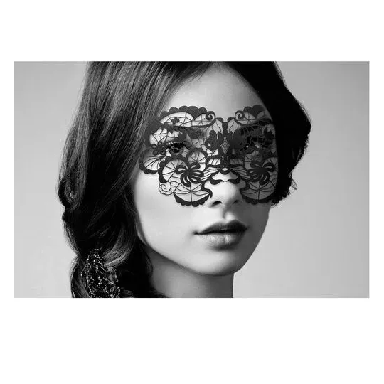 Masque vinyle réutilisable noir de la marque Bijoux Vinyl Masks, avec adhésifs repositionnables, posé sur le visage.