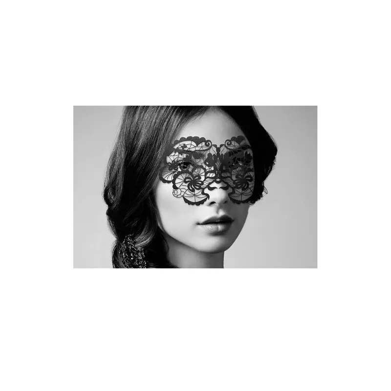 Masque vinyle réutilisable noir de la marque Bijoux Vinyl Masks, avec adhésifs repositionnables, posé sur le visage.