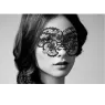 Maschera in vinile nera riutilizzabile del marchio Bijoux Vinyl Masks, con adesivi riposizionabili, indossata sul viso.