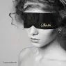 Maschera erotica in raso nero Bijoux Indiscrets, con nastro e messaggi Shhh e Ohhh, gioco di coppia.