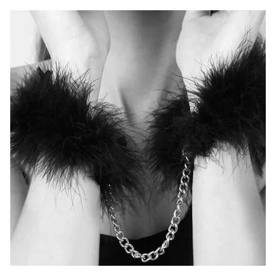Menottes en plumes réglables Bijoux Indiscrets pour jeux de bondage sensuels et passionnés