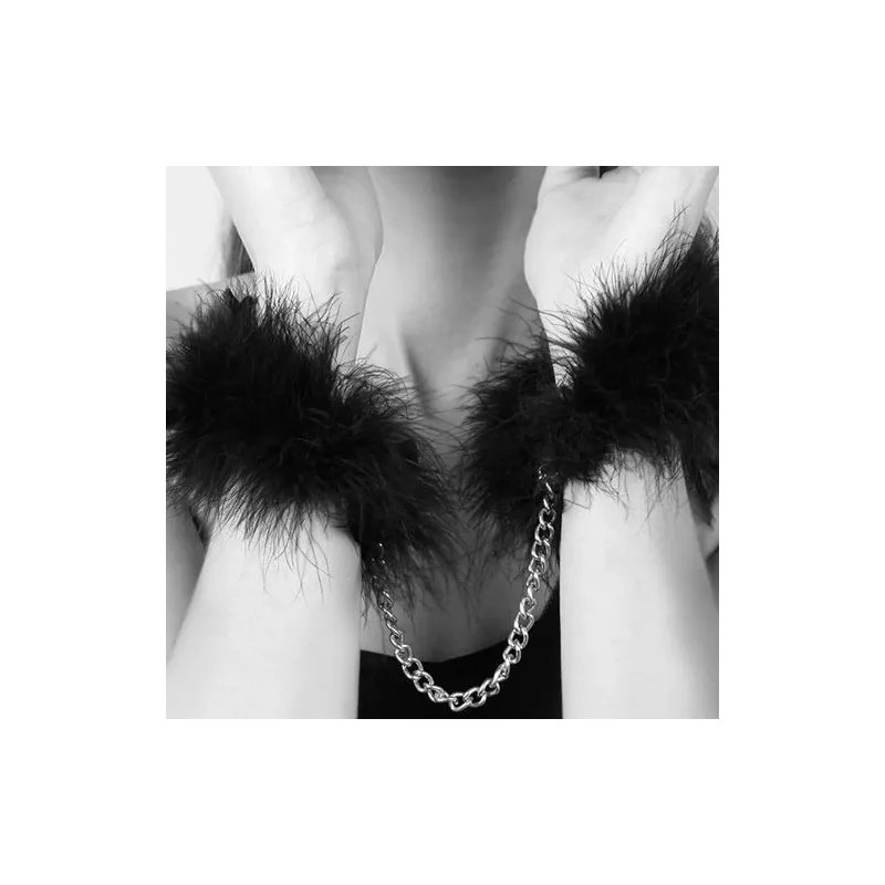 Manette in piume regolabili Bijoux Indiscrets per giochi di bondage sensuali e appassionanti