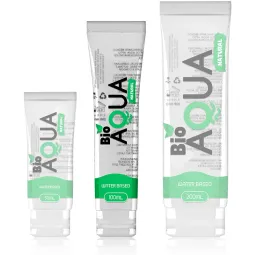 Flacon transparent de lubrifiant naturel BIOAQUA à base d'eau, incolore et inodore, pour une glisse intime douce.