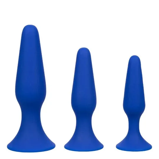 Kit 3 plugs anals Admiral CalExotics en silicone bleu, tailles graduées avec base ventouse pour entraînement anal progressif.