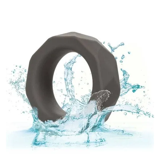 Anneau pénien CalExotics Alpha Prismatique Prolong en silicone gris, extensible et imperméable, pour érection prolongée.