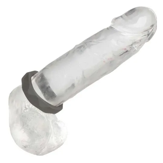Anneau pénien CalExotics Alpha Prismatique Prolong en silicone gris, extensible et imperméable, pour érection prolongée.