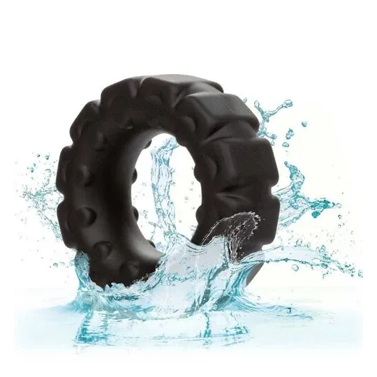 Anello prolungatore Alpha in silicone liquido nero di CalExotics, per erezioni più ferme e durature.