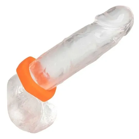 Anneau prolongateur en silicone orange CalExotics, forme sexagon, vu de face sur fond blanc