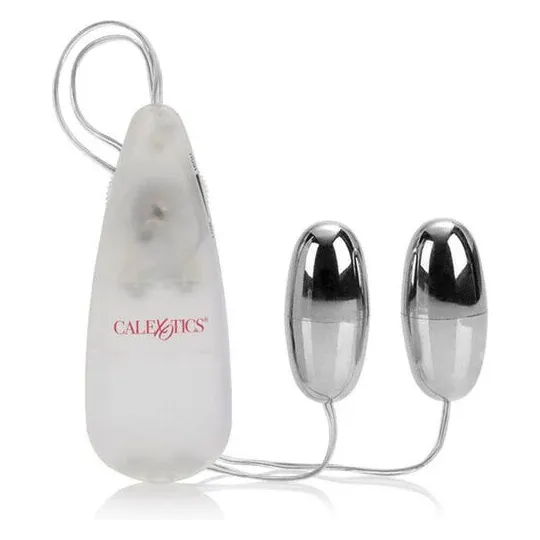 Balles vibrantes duo argentées CALEXOTICS, multi-vitesses en ABS pour stimulation sensuelle.