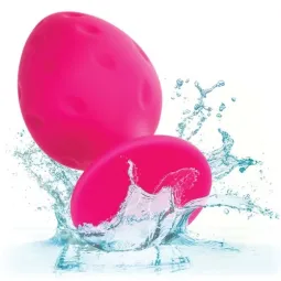 Plug anale rosa in silicone CALEXOTICS con base ventosa, tenuta sicura e texture varia per sensazioni intense.