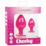 Plug anale rosa in silicone CALEXOTICS con base ventosa, tenuta sicura e texture varia per sensazioni intense.