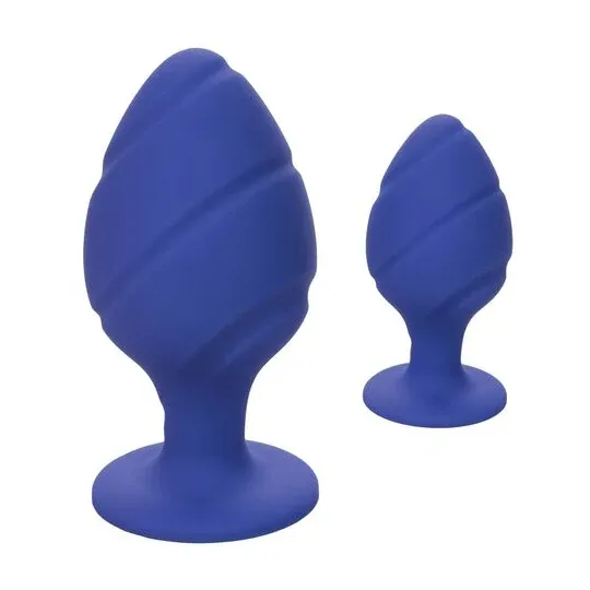 Vue de face du plug anal Calexotics Cheeky violet, silicone doux avec base bride ventouse.