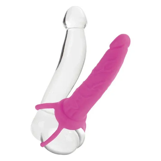 Double pénétrateur rose en silicone Calexotics avec harnais testiculaire ajustable pour jeu duo ou solo.